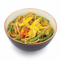 Udon nūdeles ar vistu, olu, dārzeņiem un šampinjoniem