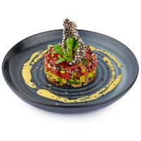Tunča tartars ar avokado salsu un kraukšķīgu lavašu